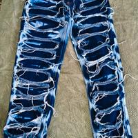 Jeans strappati di tendenza 