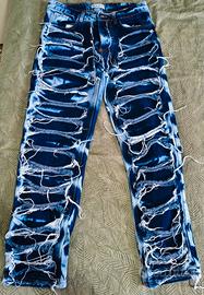 Jeans strappati di tendenza 