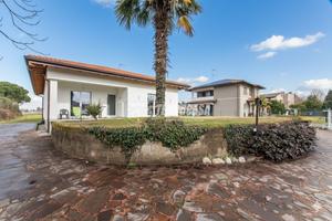 VILLA SINGOLA CON TAVERNA, GIARDINO E TERRAZZO