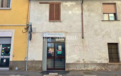 Negozio a Legnano Via Barbara Melzi 2 locali