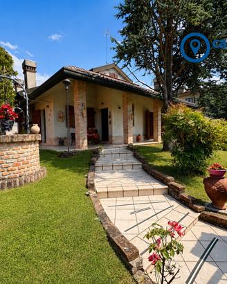 Casa singola con ampio giardino e garage