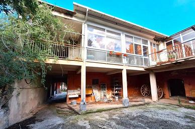 Edificio residenziale plurifamiliare con terreni