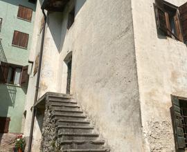 Casa affiancata completamente da ristrutturare