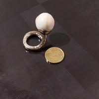 Anello da donna in corallo bianco e argentone 