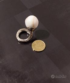 Anello da donna in corallo bianco e argentone 