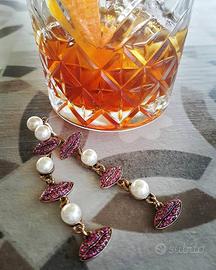 Orecchini pendenti labbra in ottone e strass