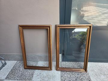 Coppia di cornici grandi in legno con vetro -57x87