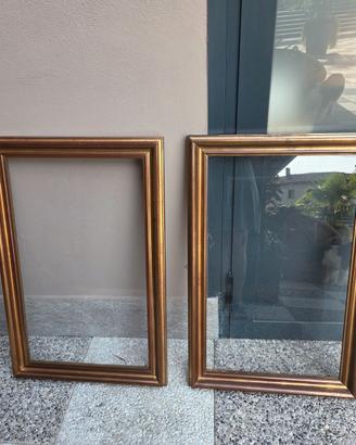 Coppia di cornici grandi in legno con vetro -57x87