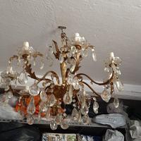 Vari lampadari a gocce e Applique