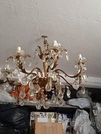 Vari lampadari a gocce e Applique