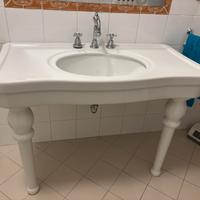 Lavabo in ceramica e rubinetteria stile inglese