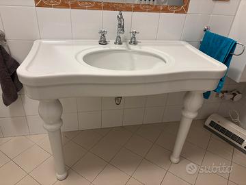 Lavabo in ceramica e rubinetteria stile inglese