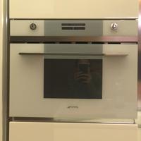 Forno microonde combinato Smeg.