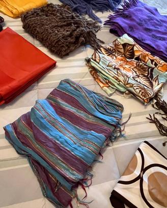 Stock di 14 sciarpe e foulard vari stili e tessuti