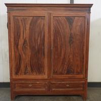 Armadio in legno fiammato