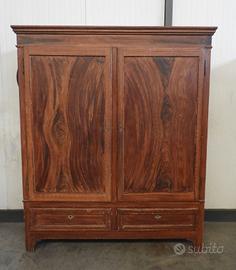 Armadio in legno fiammato