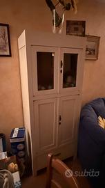 Vetrina in legno bianco