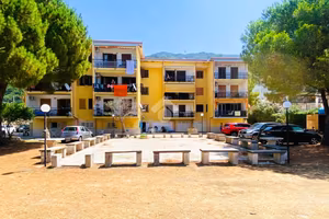 2 LOCALI A FALCONARA ALBANESE