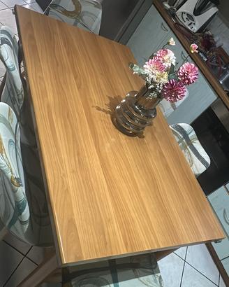 Tavolo senza sedie