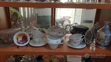 Vari servizi di piatti e servizi da the e caffè