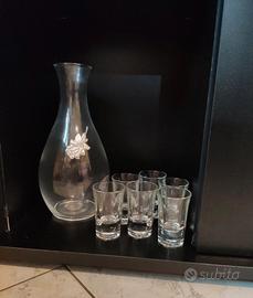 caraffa con bicchierini 