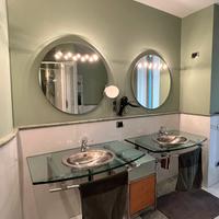Lavabo in acciao con piano in cristallo e specchi
