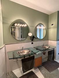 Lavabo in acciao con piano in cristallo e specchi