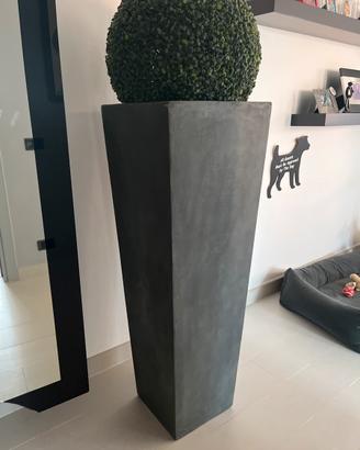 Vaso d’arredo grigio con siepe rotonda verde
