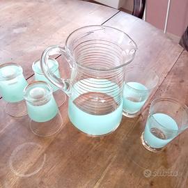 caraffa con bicchieri vintage