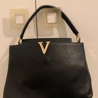 borsa a mano con logo color oro a V