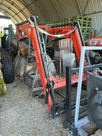 Caricatore frontale con forche marca Bonatti