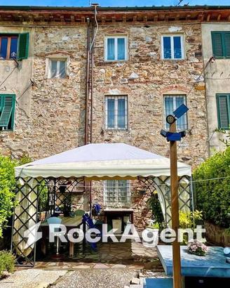 Casa indipendente di 180 m² con più di 5 locali a 