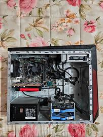 Computer fisso Lenovo e tastiera Logitech 