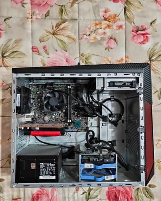 Computer fisso Lenovo e tastiera Logitech 