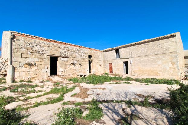 Caseggiato Rurale nella Campagna Ragusana