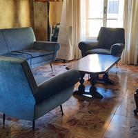 soggiorno con divano e poltrone stile anni 70