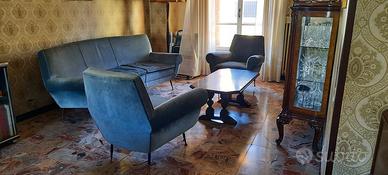 soggiorno con divano e poltrone stile anni 70