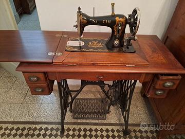 Macchina da cucire Necchi antica