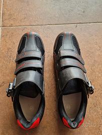 scarpe  con attacchi 