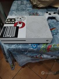 Xbox One S. Cuffie e Controller 