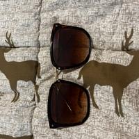 Occhiali da sole marroni con dettagli oro