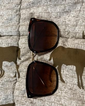 Occhiali da sole marroni con dettagli oro