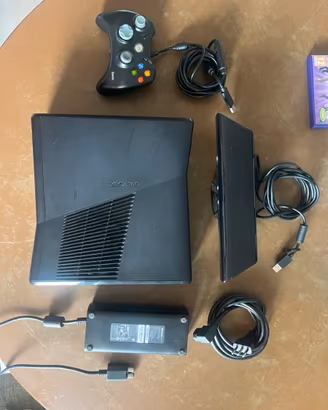 Xbox 360 slim 4GB usato funzionante
