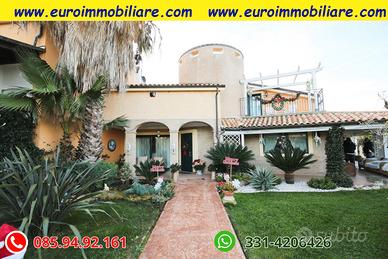 Villa trifamiliare con giardino e vista mare