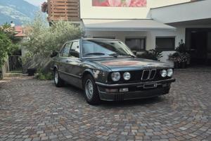 BMW E28 528I