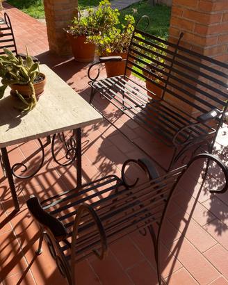 Tavolo e sedie da giardino