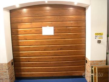 Portone sezionale in legno
