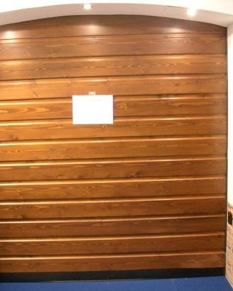 Portone sezionale in legno