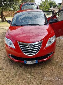 Lancia y a metano adatta per neopatentati