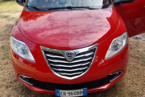 Lancia y a metano adatta per neopatentati